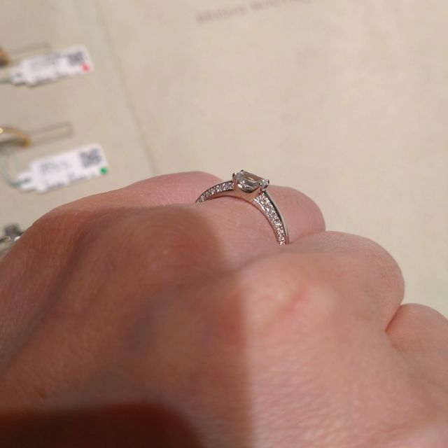 【和光ブライダルブティックギンザの口コミ】 キラキラしたタイプに憧れがあったのですが、あまりギラつくのも嫌でサイ…