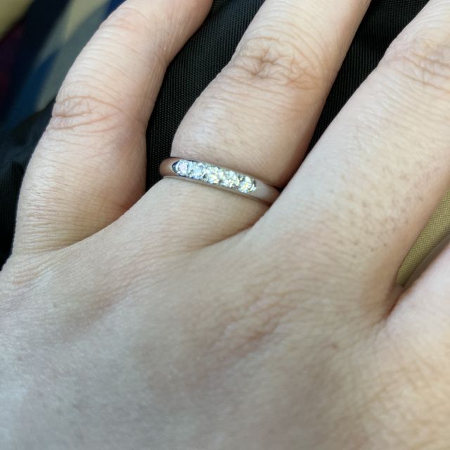 【4℃ BRIDAL(ヨンドシーブライダル)の口コミ】 25万円くらいでした。決め手はデザインです。他のところも見学しましたが…