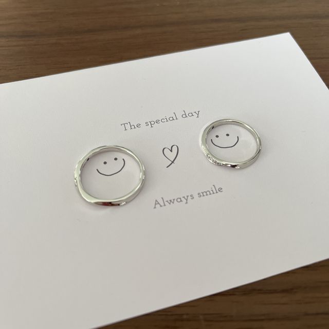 【Pink Dolphin Diamond(ピンクドルフィンダイヤモンド)の口コミ】 女性用には、中心にピンクダイヤが付いており
一目惚れでこちらに決めまし…