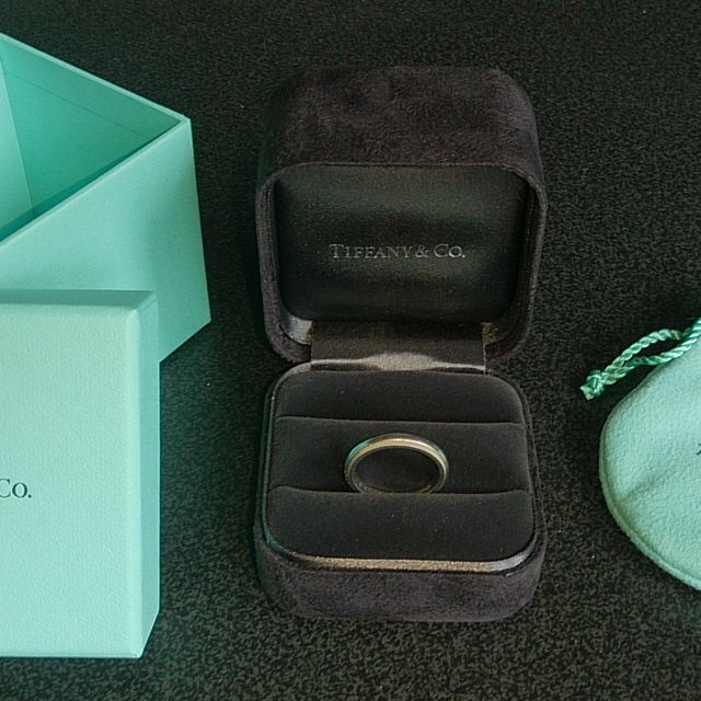 【ティファニー(Tiffany & Co.)の口コミ】 男がつけても嫌味ないシンプルなデザインであること、生涯つけるものなの…