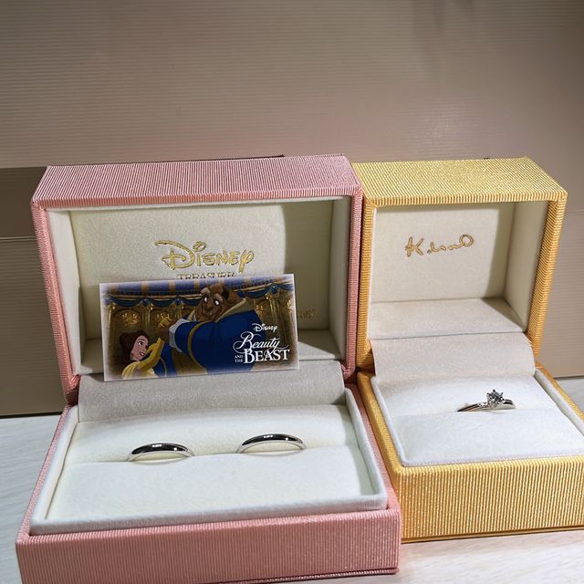 【ケイウノ ブライダル(K.UNO BRIDAL)の口コミ】 結婚指輪は写真だと見にくいのですが、内側に色が付いており女性はピンク…