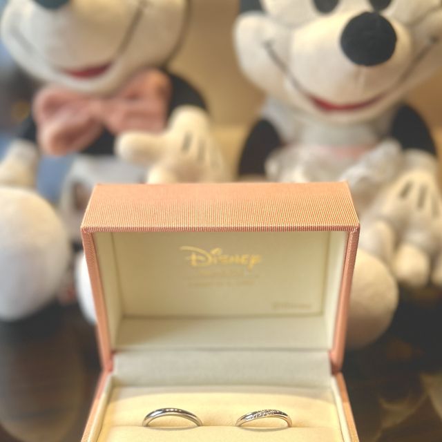 【ケイウノ ブライダル(K.UNO BRIDAL)の口コミ】 デザインについて、2色を使っているがそこまで主張が激しすぎなく縁の部分…