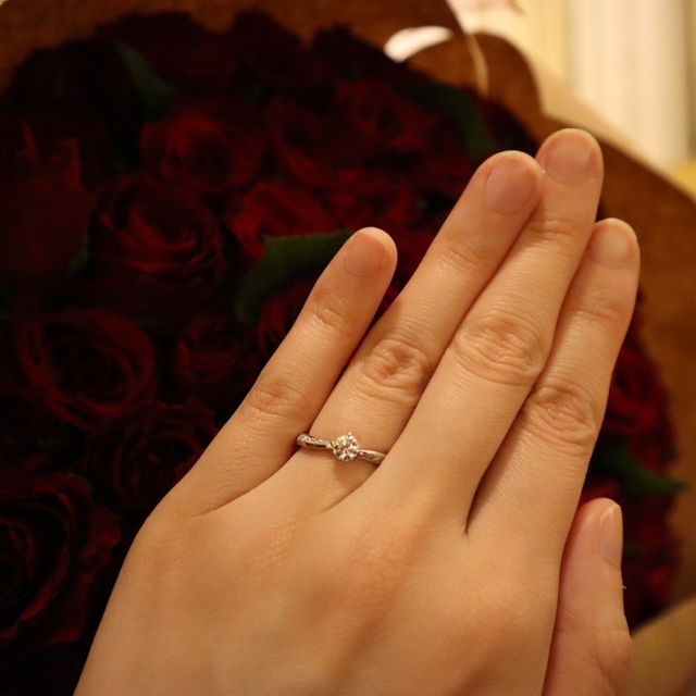 【ラザール ダイヤモンド(LAZARE DIAMOND)の口コミ】 どの角度からみてもダイヤモンドの輝きがわかるデザイン
上から見た時には…