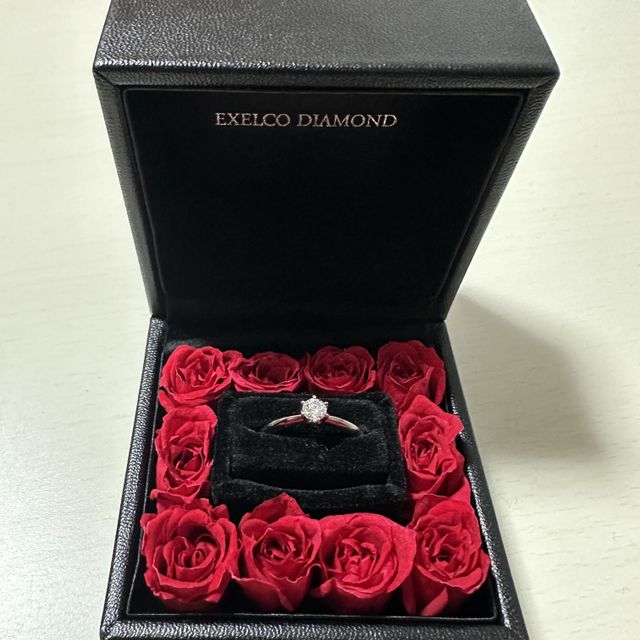 【エクセルコダイヤモンド(EXELCO DIAMOND)の口コミ】 ・デザインがシンプルで、スタイリッシュに見え綺麗なところ。
・指輪の上…