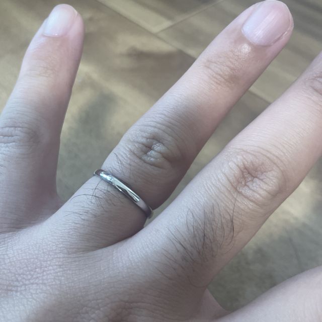 【銀座ダイヤモンドシライシの口コミ】 とてもシンプルな作りになっていて、着け心地が非常にいいです。価格もか…