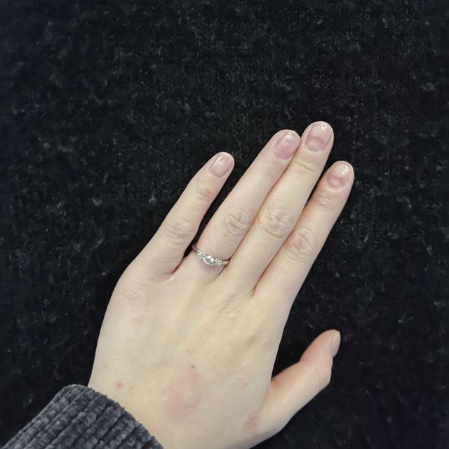 【銀座ダイヤモンドシライシの口コミ】 すごくデザインが可愛いです。
ダイヤモンドもひとつではなく7個着いてい…