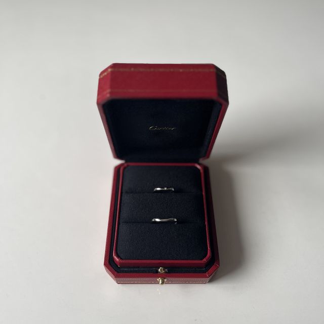 【カルティエ(Cartier)の口コミ】 カーブがあり、指が綺麗に見えます。反対側にCartierのロゴと、女性用はダ…