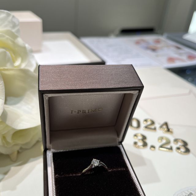 【アイプリモ(I-PRIMO)の口コミ】 ウェーブ型の指輪で爪が4本であるため、ダイヤモンドが綺麗にかつ浮いてる…