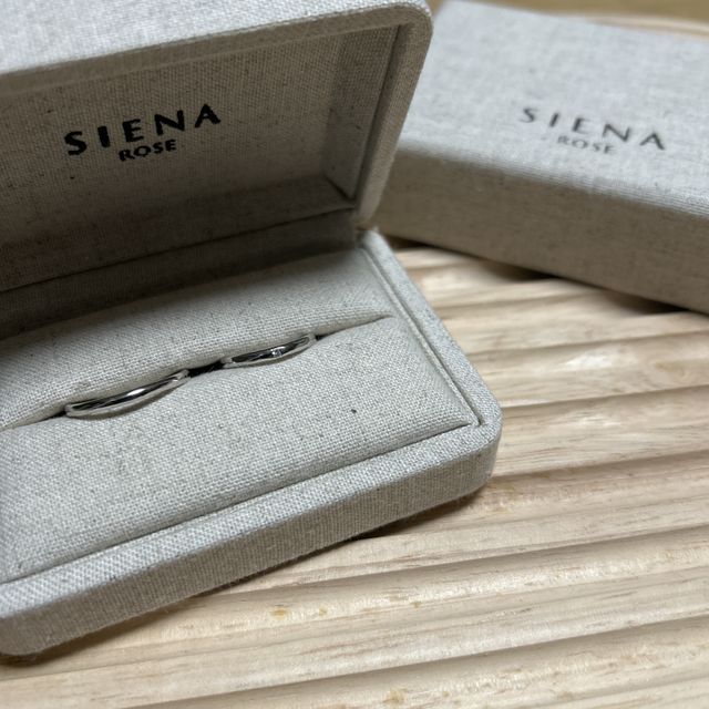 【SIENAROSE(シエナロゼ)の口コミ】 飽きないシンプルなデザイン。つけた際には、幅狭リングのため、指馴染み…
