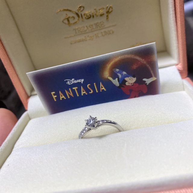 【ケイウノ ブライダル(K.UNO BRIDAL)の口コミ】 デザインが横から見るとFANTASIAのミッキーの帽子が見える
真ん中にダイヤ…