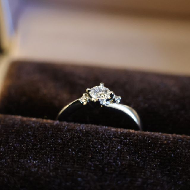 【アイプリモ(I-PRIMO)の口コミ】 普段使いができるデザインだと思います。通常の婚約指輪はダイヤモンドが…