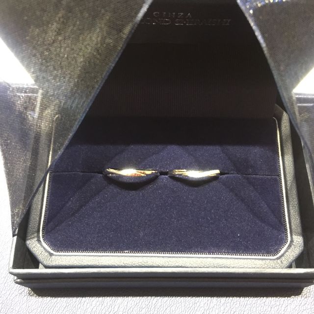 【銀座ダイヤモンドシライシの口コミ】 初めはストレートばかりみてたけど、デザイン性のあるV字に一目惚れしてす…