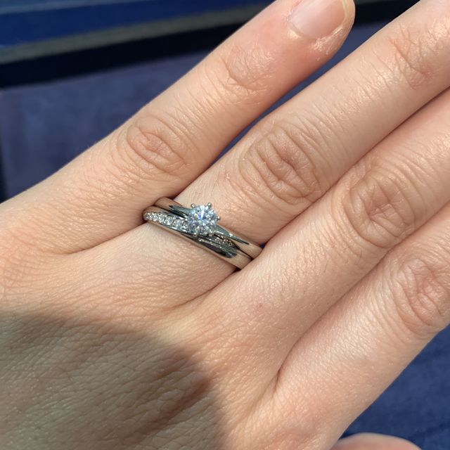【4℃ BRIDAL(ヨンドシーブライダル)の口コミ】 一粒ダイヤのシンプルな王道の婚約指輪とメレダイヤがたくさんついた結婚…