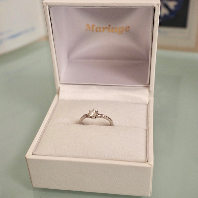 【Mariage ent(マリアージュエント)の口コミ】 ピンクダイヤを第一条件で探しており、マリアージュの指輪は周りのメレダ…