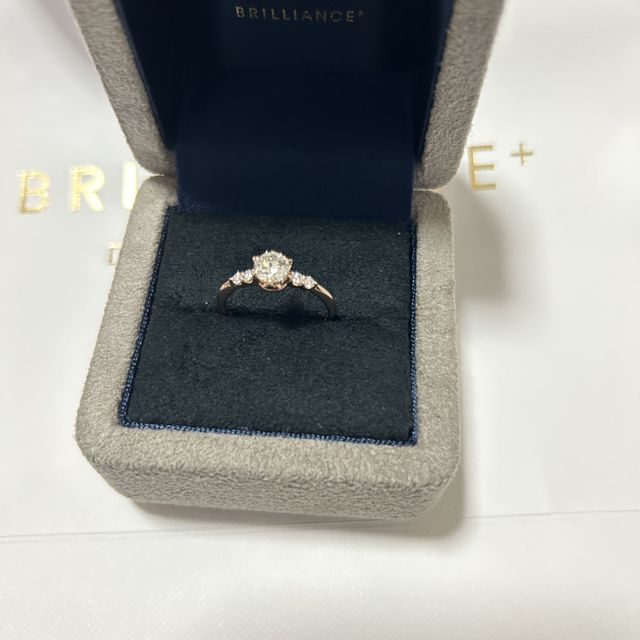 【BRILLIANCE+(ブリリアンスプラス)の口コミ】 ピンクゴールドのリングに0.5カラットのダイヤモンドとサイドダイヤモンド…