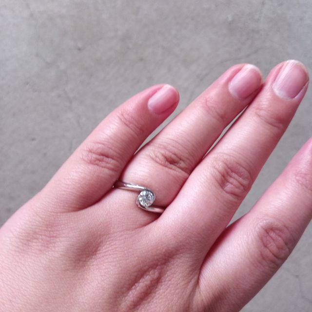 【ケイウノ ブライダル(K.UNO BRIDAL)の口コミ】 サイドの見えない部分にもダイヤを入れたのがよかった。
また母から家族で…