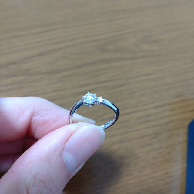 【銀座ダイヤモンドシライシの口コミ】 デザインはとてもシンプルですが、とても品があり、これから一生つけてい…