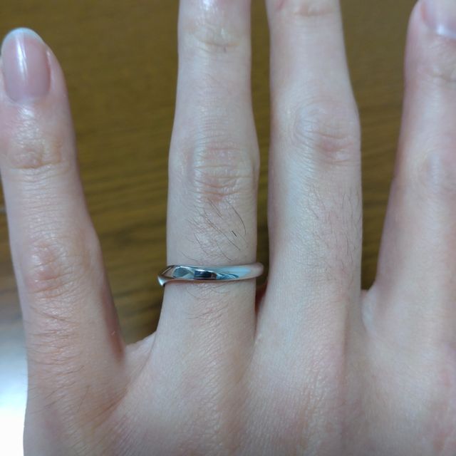 【銀座ダイヤモンドシライシの口コミ】 デザインはとてもシンプルですが、とても品があり、これから一生つけてい…