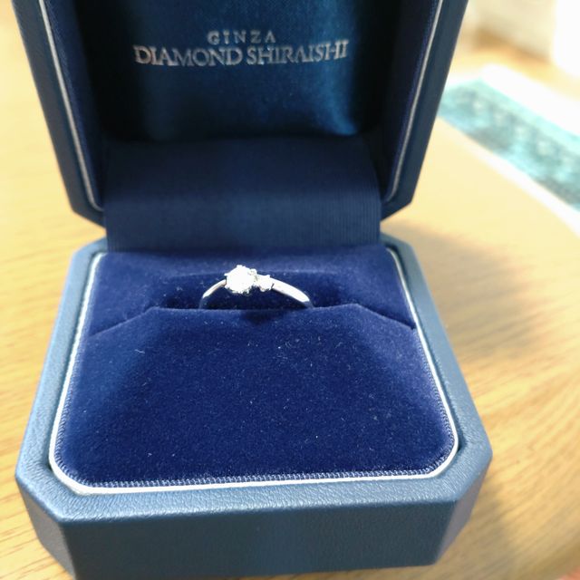 【銀座ダイヤモンドシライシの口コミ】 デザインはとてもシンプルですが、とても品があり、これから一生つけてい…