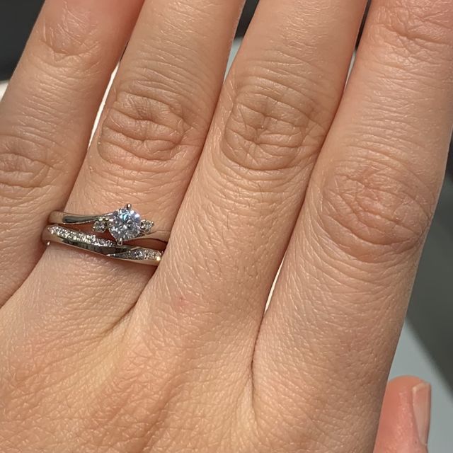 【アイプリモ(I-PRIMO)の口コミ】 重ね付けをしやすそうな婚約指輪と結婚指輪を併せて見せてもらいました。…
