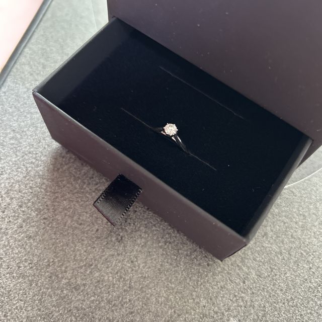 【銀座ダイヤモンドシライシの口コミ】 どの角度から見てもキラキラしててとても綺麗です。下からも明かりが入る…