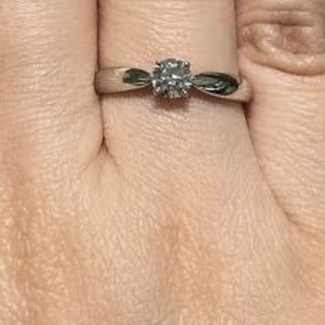 【ティファニー(Tiffany & Co.)の口コミ】 ティファニーの有名な王道の婚約指輪。ダイヤも大きく、美しかったです。…