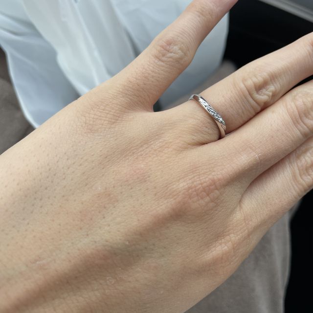 【アイプリモ(I-PRIMO)の口コミ】 女性と男性で違うタイプの指輪で女性のデザインの方は斜めになっており、…