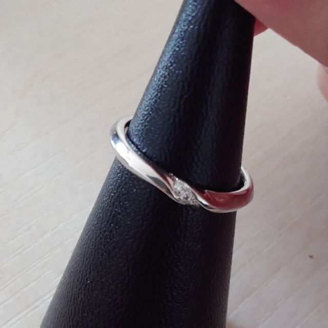 【エクセルコダイヤモンド(EXELCO DIAMOND)の口コミ】 シンプルで一生飽きのこない石なしデザインの指輪を検討していました。こ…