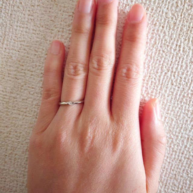 【エクセルコダイヤモンド(EXELCO DIAMOND)の口コミ】 シンプルで一生飽きのこない石なしデザインの指輪を検討していました。こ…