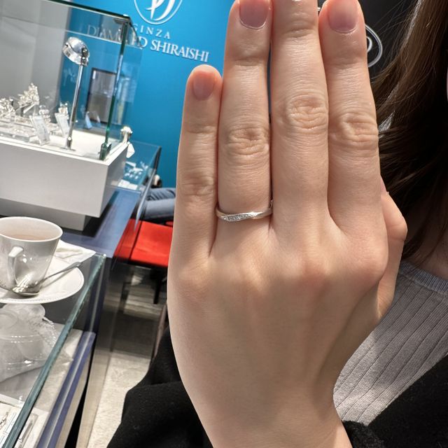 【銀座ダイヤモンドシライシの口コミ】 銀座シライシさんオリジナルのウェーブで
日本人の指にあうように作られて…