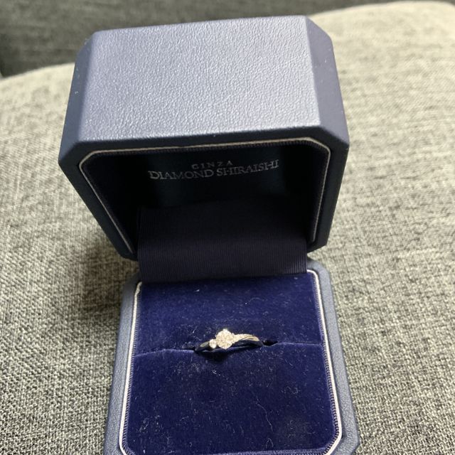 【銀座ダイヤモンドシライシの口コミ】 指輪のデザインについては、シンプルにかわいいです。シンメトリーではな…