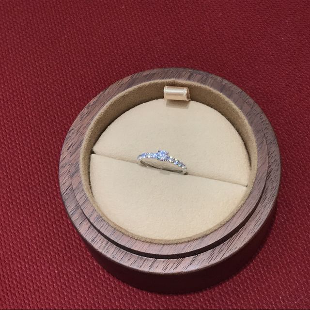【COLANY(コラニー)の口コミ】 彼と一緒に選びました。
シンプルな婚約指輪よりも出かけるときにも結婚指…