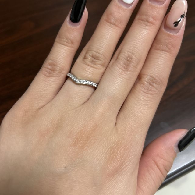 【アイプリモ(I-PRIMO)の口コミ】 指輪のデザインは、V字なところがとてもお気に入りです！ダイヤもとことん…