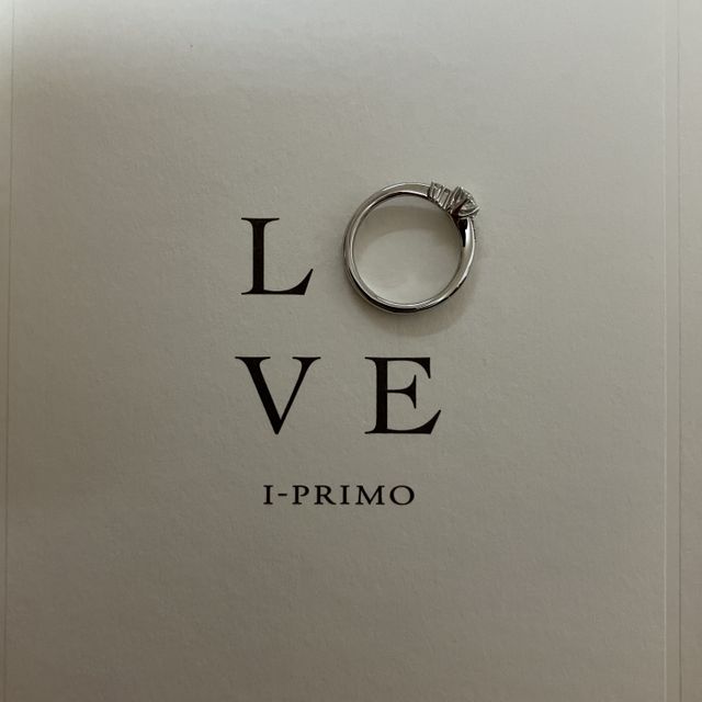 【アイプリモ(I-PRIMO)の口コミ】 ウェーブ形状で手に馴染みやすいです。
手が小さいため、指輪の存在感が出…