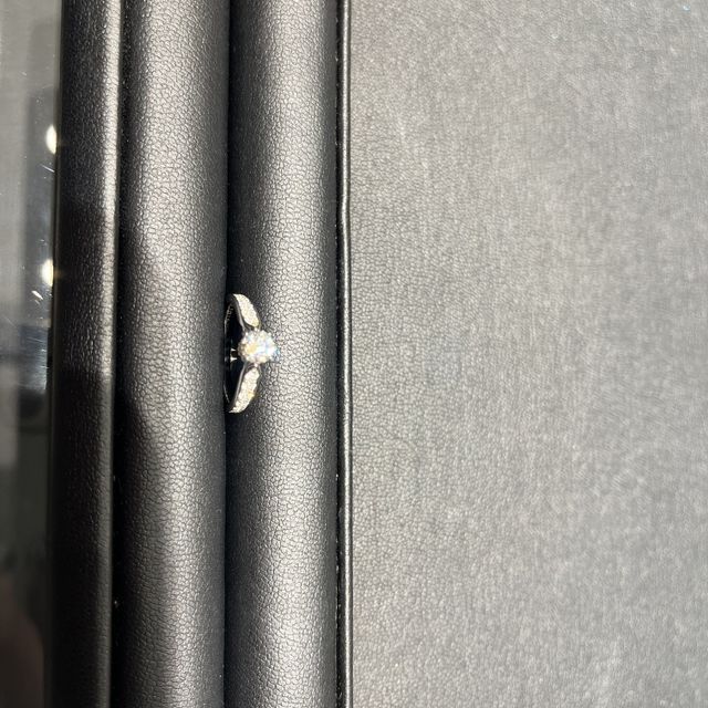 【エクセルコダイヤモンド(EXELCO DIAMOND)の口コミ】 中央にセンターダイヤがあり、両サイドに小さなダイヤが並んでいるデザイ…