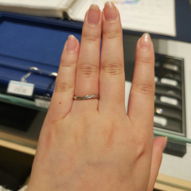 【エクセルコダイヤモンド(EXELCO DIAMOND)の口コミ】 石の数は3つ以上がいいと思って、試着しました。
とても可愛い指輪でした…
