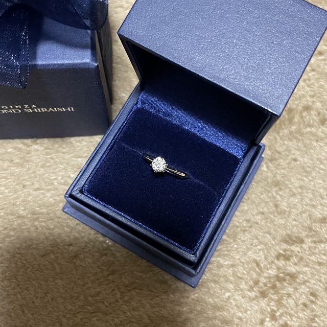【銀座ダイヤモンドシライシの口コミ】 誰にでも合うサイズ
シンプルでダイヤがよく目立つデザイン。
刻印を入れ…