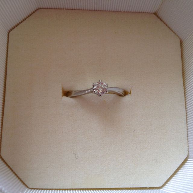 【4℃ BRIDAL(ヨンドシーブライダル)の口コミ】 ダイヤモンドの透明度が高くクオリティが高いのと土台の指輪のセンター部…