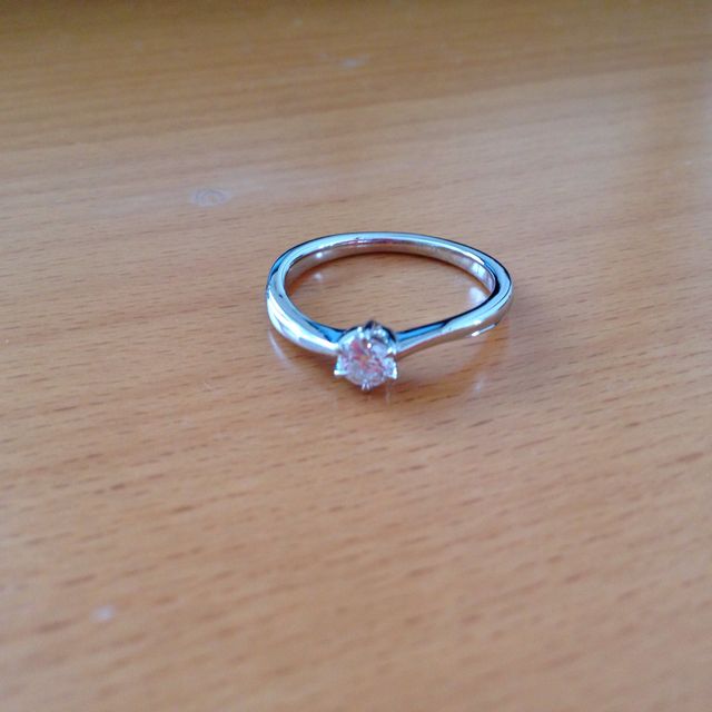 【4℃ BRIDAL(ヨンドシーブライダル)の口コミ】 ダイヤモンドの透明度が高くクオリティが高いのと土台の指輪のセンター部…
