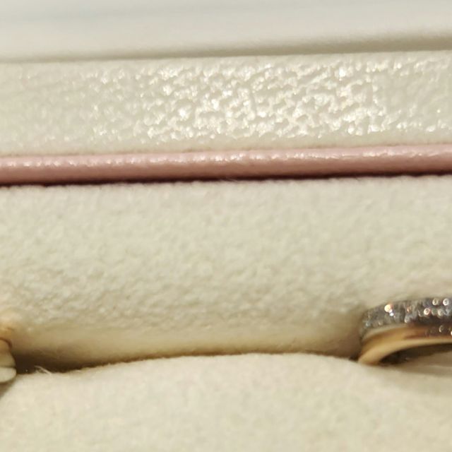 【ジュエリーKANDAの口コミ】 クロスの形が綺麗な指輪です。
ゴールドで、華やかなデザインでした。
は…