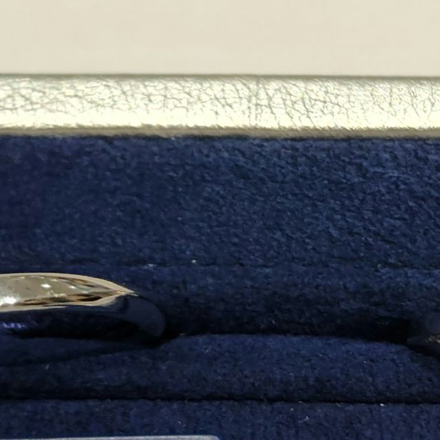 【ジュエリーKANDAの口コミ】 シンプルで、王道なデザインですが人気で、付けやすい指輪でした。
旦那さ…