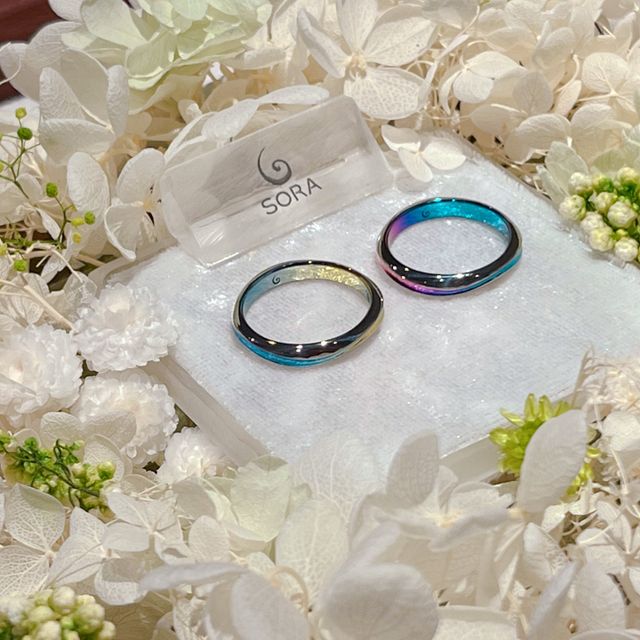 【SORA(ソラ)の口コミ】 【指輪のデザイン】
ジルコニウムの指輪のカラーがとても綺麗です。写真映…