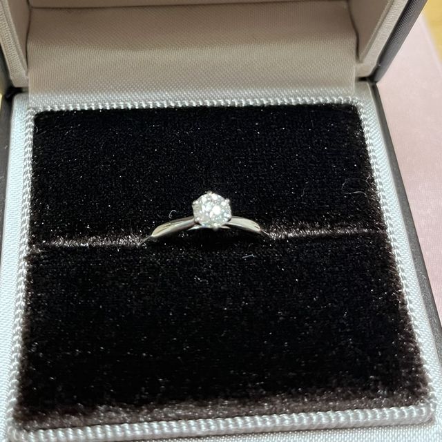 【アイプリモ(I-PRIMO)の口コミ】 シンプルなデザインでダイヤの輝きがわかる指輪を選びました。あとは何十…