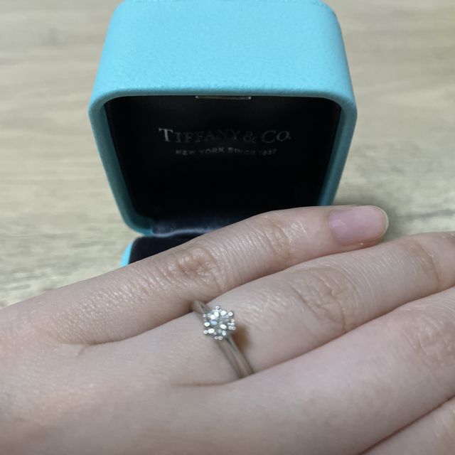 【ティファニー(Tiffany & Co.)の口コミ】 王道のデザインでダイヤが一粒シンプルに配置されています。シンプルだか…