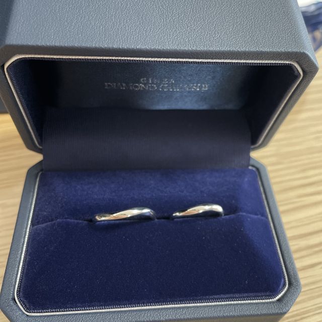 【銀座ダイヤモンドシライシの口コミ】 何よりデザインが気に入っています。控えめなウェーブと細めのリングで指…