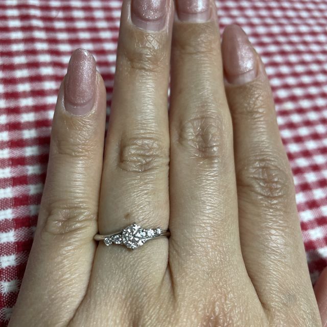 【TOMOE(トモエ)の口コミ】 ウェーブのリングが好みだったので、結婚指輪も婚約指輪もウェーブで揃え…