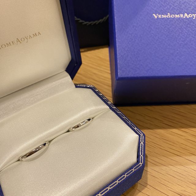 【ヴァンドーム青山(VENDOME AOYAMA)の口コミ】 シンプルで落ち着いたデザインがいいねと2人で決めていました。リングは華…