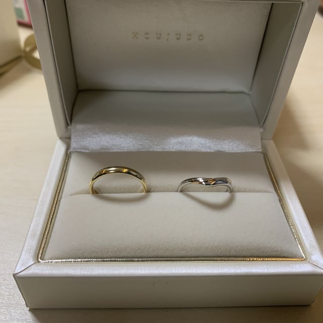 【宝寿堂(ほうじゅどう)の口コミ】 婚約指輪がV字だったので
重ね付けしても違和感のないデザインを
中心に勧…