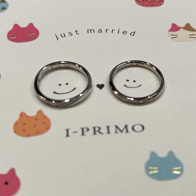 【アイプリモ(I-PRIMO)の口コミ】 シンプルで飽きのこないデザインです。斜めに小さなダイヤが5粒入っており…