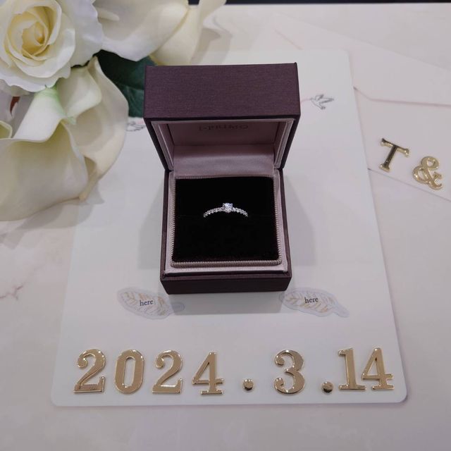 【アイプリモ(I-PRIMO)の口コミ】 大きなダイヤの横に並ぶ小さなダイヤ。暗闇でもわかるほどキラキラと輝き…